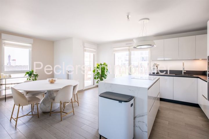 appartement 5 pièces en vente sur RUEIL MALMAISON (92500) Vente Appartement Rueil-Malmaison 92500 130.52 m²